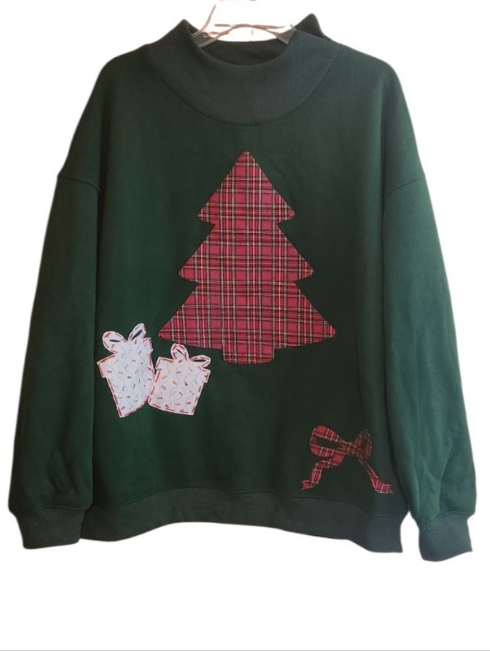 Dark Green Holiday Crewneck Sweatshirt with Plaid Tree And Bow AppliquĂŠ